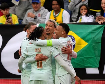 Imagem ilustrativa da imagem França vence com 10 e dá choque de realidade no Brasil a 76 dias da Copa