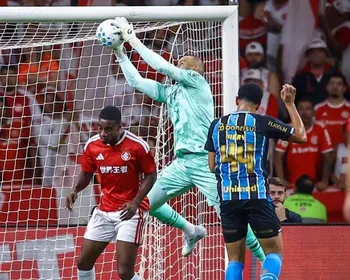 Imagem ilustrativa da imagem Inter e Grêmio empatam sem gols em duelo com sete amarelos e um vermelho