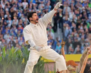 Imagem ilustrativa da imagem Por que Bad Bunny recebeu só US$ 1.000 por seu show no intervalo do Super Bowl