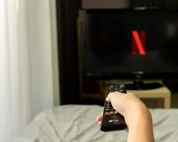 Imagem ilustrativa da imagem Quer fugir da folia? Veja filmes e séries no streaming para quem é do bloco do sofá