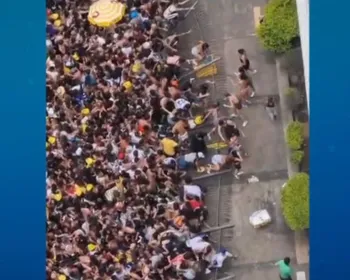 Imagem ilustrativa da imagem Vídeo mostra pessoas sendo atendidas por bombeiros após tumulto em bloco em SP