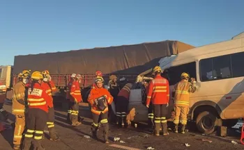 Imagem ilustrativa da imagem Acidente entre van e caminhão deixa 5 mortos e 11 feridos em rodovia do DF