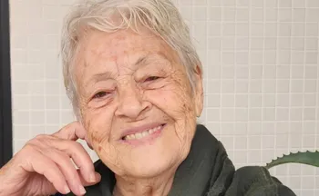 Imagem ilustrativa da imagem Adélia Prado recebe alta após três semanas hospitalizada