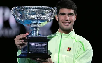 Imagem ilustrativa da imagem Alcaraz vira sobre Djokovic, leva o Australian Open e fecha o ciclo de Grand Slams