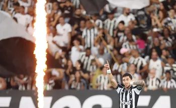 Imagem ilustrativa da imagem Alex Telles marca no fim, e Botafogo vence a Chapecoense na Copa do Brasil