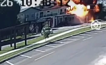 Imagem ilustrativa da imagem Avião que caiu sobre restaurante no RS deixou quatro mortos. Veja momento da queda