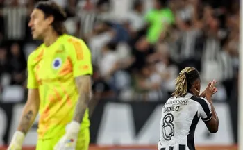 Imagem ilustrativa da imagem Botafogo goleia Cruzeiro com show de Danilo e quebra tabu de quase 10 anos