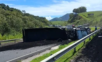 Imagem ilustrativa da imagem Carreta tomba e interdita trecho da BR-101 em Alfredo Chaves