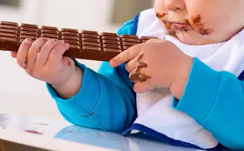 Imagem ilustrativa da imagem Chocolate não é indicado para bebês de até 2 anos, mesmo sem açúcar; veja riscos