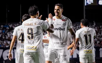 Imagem ilustrativa da imagem Com Neymar de volta e Cuca expulso, Santos bate Atlético-MG e reduz pressão