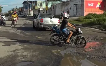 Imagem ilustrativa da imagem Crateras e abandono: população sofre com rastro de destruição em avenida de Olinda