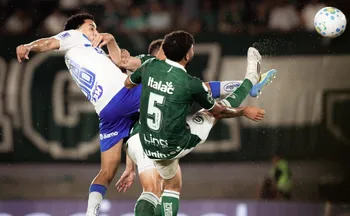 Imagem ilustrativa da imagem Cruzeiro ensaia virada, mas toma gol no último lance e cede empate ao Goiás