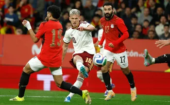 Imagem ilustrativa da imagem Espanha poupa titulares e apenas empata com o Egito; Holanda e Inglaterra frustram