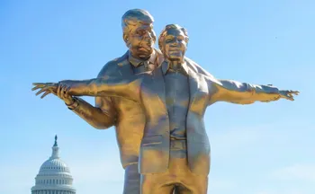Imagem ilustrativa da imagem Estátua de Trump e Epstein em pose de 'Titanic' é instalada perto da Casa Branca