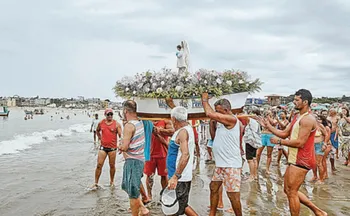 Imagem ilustrativa da imagem Festa das Canoas com feira e shows em Marataízes