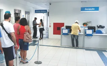 Imagem ilustrativa da imagem Fila dobra e já tem 60 mil pessoas à espera de benefícios do INSS