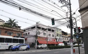 Imagem ilustrativa da imagem Fios sem utilidade vão ser retirados de postes