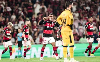 Imagem ilustrativa da imagem Flamengo confirma favoritismo, passa fácil pelo Remo e volta ao G-4 do Brasileirão