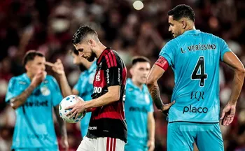 Imagem ilustrativa da imagem Flamengo vira sobre Santos em Maracanã lotado e se recupera após tropeços