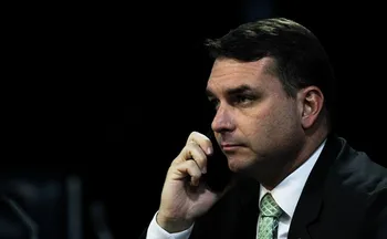 Imagem ilustrativa da imagem Flávio Bolsonaro protocola PEC pelo fim da reeleição à Presidência