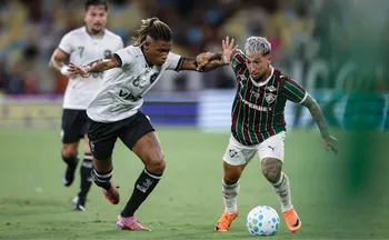 Imagem ilustrativa da imagem Fluminense 'ignora' expulsão, vence Botafogo e segue em alta no Brasileiro