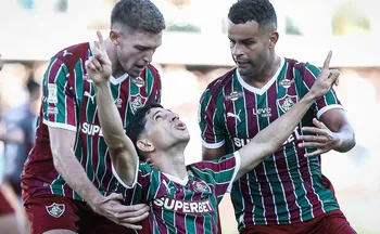 Imagem ilustrativa da imagem Fluminense vira no fim sobre Santos de Neymar, em jogo com golaços na Vila