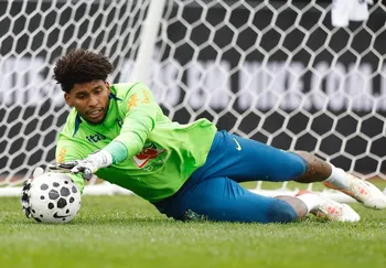Imagem ilustrativa da imagem Goleiro Hugo Souza é convocado para a seleção após lesão de Alisson