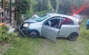 Imagem ilustrativa da imagem Médico atropela seis pessoas, joga carro contra casa do irmão e tenta matá-lo