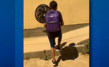Imagem ilustrativa da imagem Menino leva ventilador para escola por causa do calor e viraliza