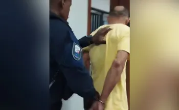 Imagem ilustrativa da imagem Motorista sem CNH foge e é preso após voltar ao local de acidente em Vitória