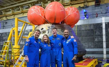 Imagem ilustrativa da imagem Nasa divulga foto de astronautas da Artemis ao lado de cápsula horas após pouso