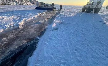 Imagem ilustrativa da imagem Oito morrem após ônibus cair no lago mais fundo do mundo, na Sibéria