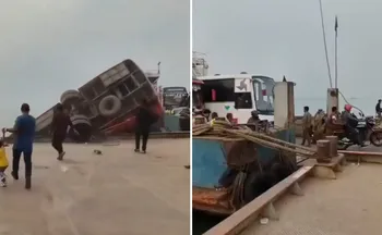 Imagem ilustrativa da imagem Ônibus cai em rio no momento em que embarcava em balsa e ao menos 18 morrem