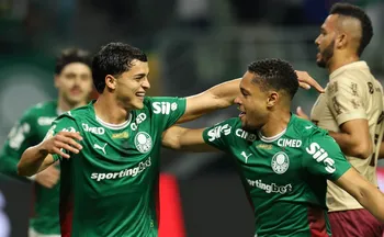 Imagem ilustrativa da imagem Palmeiras encaminha vaga na Copa do Brasil, mas Vitor Roque preocupa