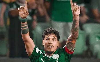 Imagem ilustrativa da imagem Palmeiras tem expulso, mas segura Athletico e mantém gordura na liderança