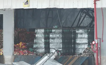 Imagem ilustrativa da imagem Perícia busca câmeras para entender causas do incêndio em galpão em Viana