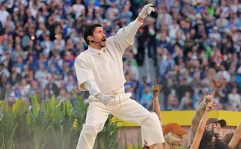 Imagem ilustrativa da imagem Por que Bad Bunny recebeu só US$ 1.000 por seu show no intervalo do Super Bowl