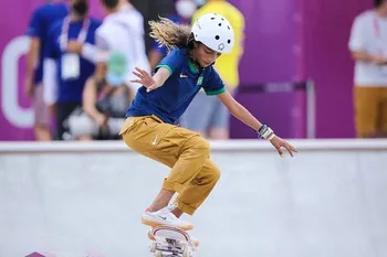 Imagem ilustrativa da imagem Rayssa Leal avança à final e vai lutar pelo tri no Mundial de skate