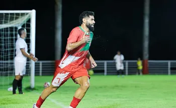 Imagem ilustrativa da imagem Real Noroeste larga na frente do Serra nas quartas de final