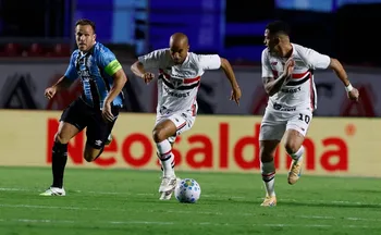 Imagem ilustrativa da imagem São Paulo bate Grêmio, embala e dorme na liderança do Brasileirão