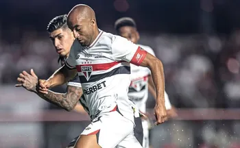 Imagem ilustrativa da imagem São Paulo vence Santos e se afasta da zona de rebaixamento do Paulista