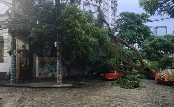 Imagem ilustrativa da imagem Temporal deixa 400 desalojados e faz soar sirenes em Angra dos Reis (RJ)