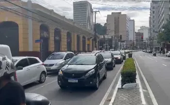 Imagem ilustrativa da imagem Troca de poste causa nó no trânsito do Centro de Vitória na manhã desta quarta