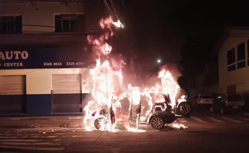 Imagem ilustrativa da imagem VÍDEO | Carro pega fogo durante a madrugada em rua de Vila Velha