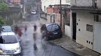 Imagem ilustrativa da imagem VÍDEO | Raio em poste assusta crianças brincando na rua em Vila Velha