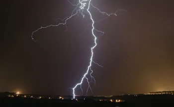 Imagem ilustrativa da imagem Vitória registrou mais de 2.500 raios na noite de domingo em meio a fortes chuvas