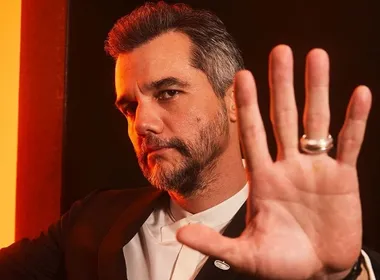 Imagem ilustrativa da imagem Aliança de Wagner Moura vira meme após Oscar: 'Se derreter dá para fazer um portão'