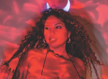 Imagem ilustrativa da imagem “Cafofo”, o novo piseiro romântico da linharense Anastácia