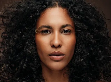 Imagem ilustrativa da imagem Capixaba brilha em série da Netflix: "Maior desafio foi atuar de máscara"