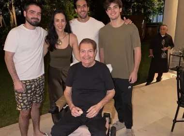 Imagem ilustrativa da imagem Em cadeira de rodas, Faustão faz rara aparição em foto com família